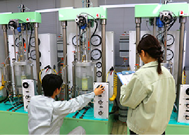 4連式静的・不飽和三軸圧縮試験機